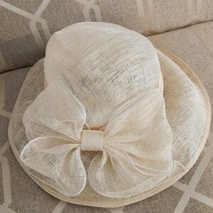❗Lord & Taylor Cream Derby Straw Like Hat with Bow❗